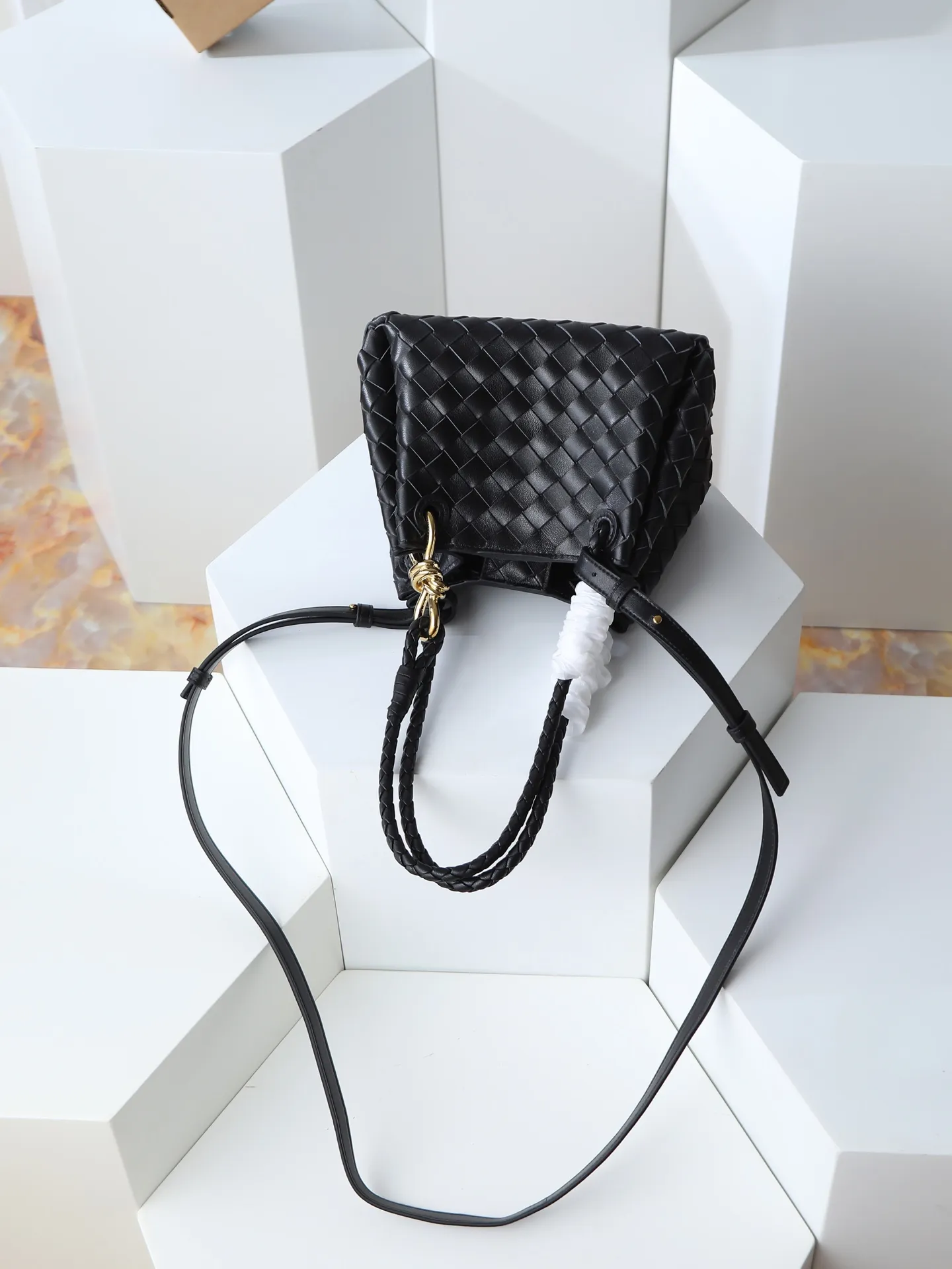1250. Home B has a new product! Andiamo combines archive parachute handbags to inherit retro elements and integrate modern trends. The same style as Shu Qi's Night in Beijing. It is a continuation of the classic bag. It has three functions: hand carry, shoulder and cross-body. It is embellished with metal brass knot buckles. It is small and has an amazing capacity. It can easily hold all kinds of daily necessities with a box, sunglasses, small bottle, water powder, charger, and the upper body is versatile. Style number: 796569 Size: 21*17*16.5cm